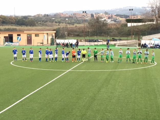 Le due squadre schierate a centrocampo