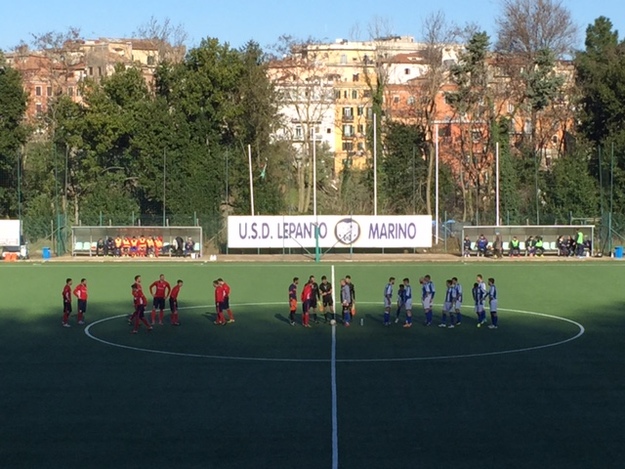 Le due squadre schierate a centrocampo