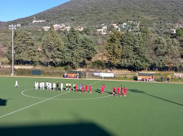 Le due squadre schierate a centrocampo