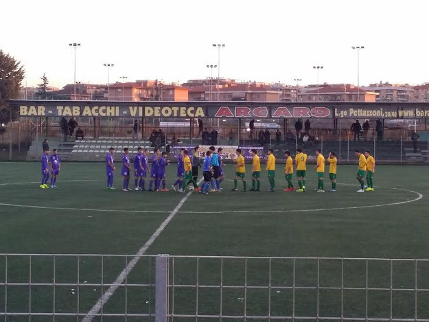 Le due squadre durante i saluti di rito ©Gazzetta Regionale