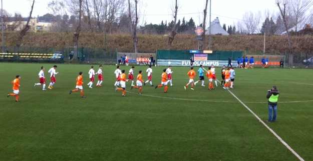 Le squadre fanno il loro ingresso in campo
