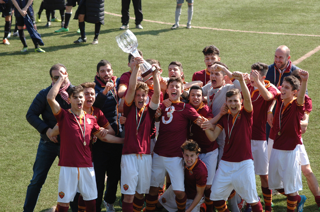L'esultanza del gruppo '99 della Roma, campione della scorsa edizione del torneo Nike