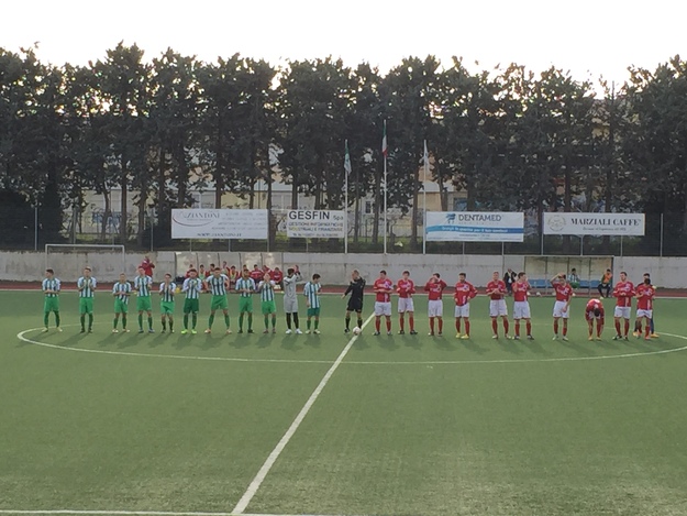 Le due squadre schierate a centrocampo