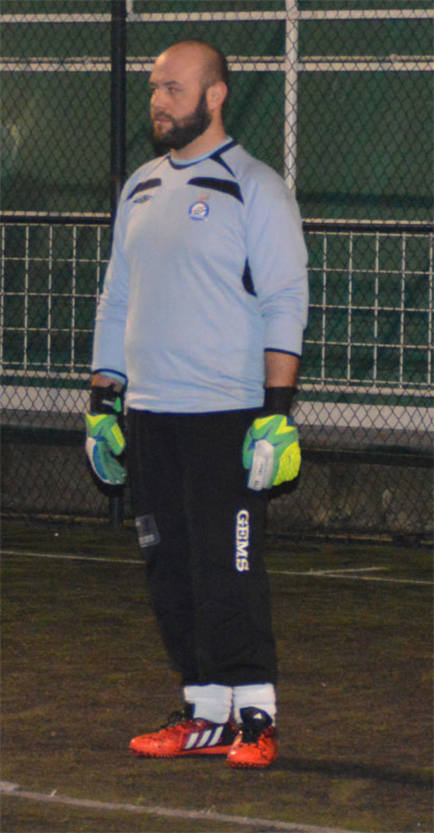 Il portiere rossoblu Emanuele Leandri