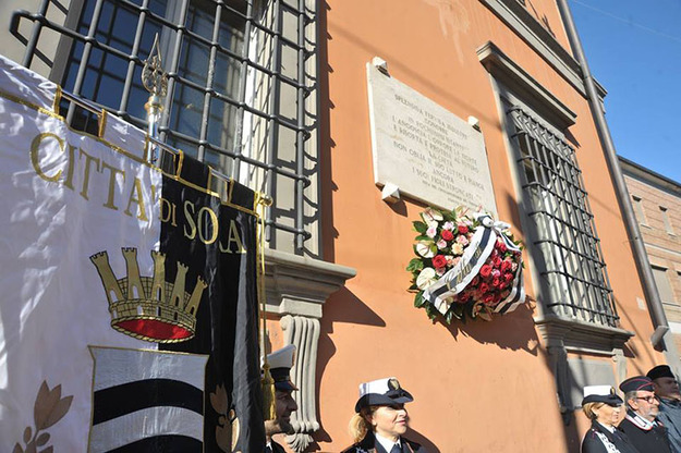 La lapide sul Palazzo di Città (Foto © Luca Rea)