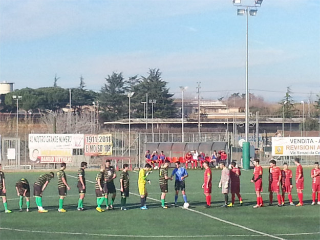Le due squadre a metà campo ©Gazzetta Regionale
