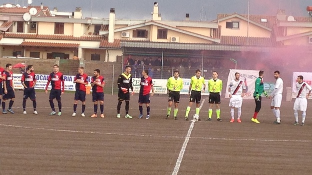 Le due squadre a centrocampo prima dell'avvio del match