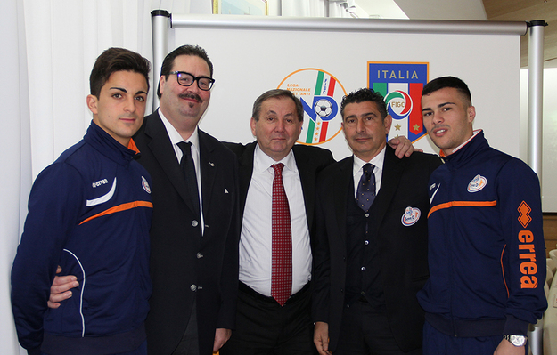 Da sinistra Cericola, il coordinatore del Dipartimento Interregionale Barbiero, il presidente LND Belloli, il ct Gentilini e il capitano Bensaja