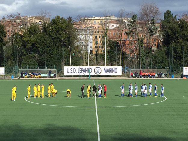 Le squadre schierate a centrocampo