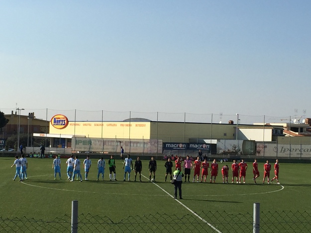 Le due squadre schierate a centrocampo