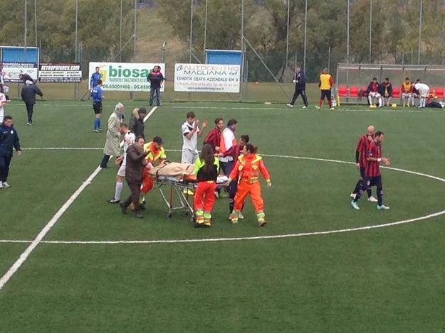 Bianchini viene portato via in barella ©Gazzetta Regionale