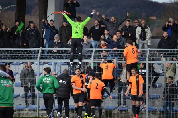 La grande esultanza per il successo nel derby