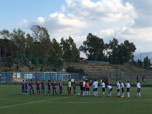 Le due squadre schierate a centrocampo