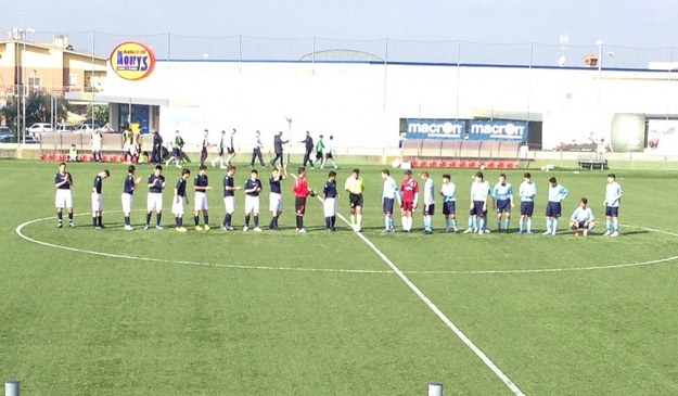 Il saluto delle squadre a centrocampo