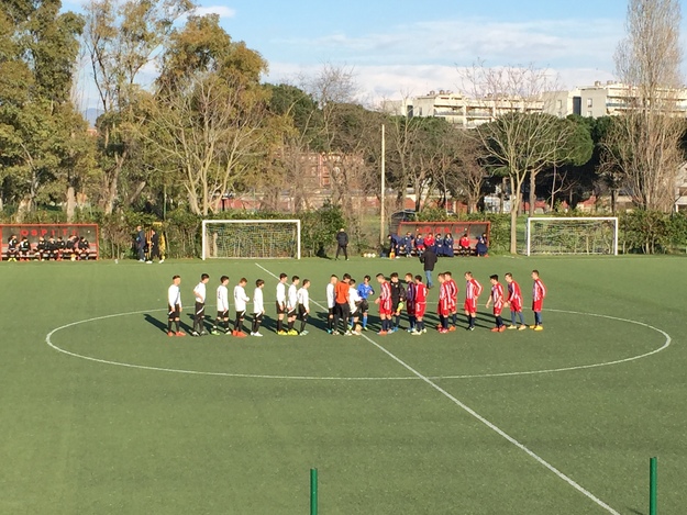 Le squadre schierate a centrocampo