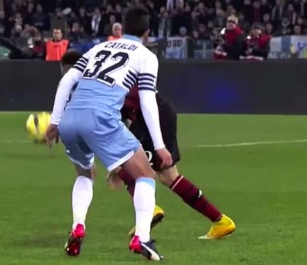 Cataldi in azione contro il Milan