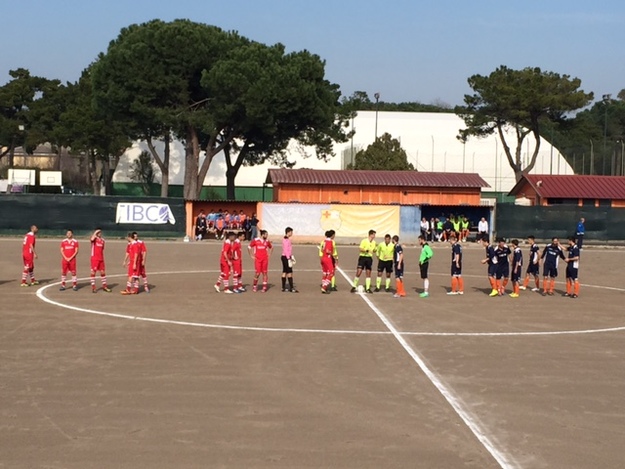 Le due squadre schierate a centrocampo