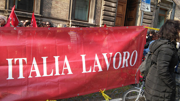 Lo striscione dei dipendenti di Italia Lavoro