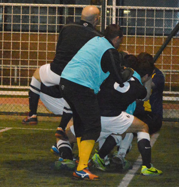 La festa della capolista dopo il gol vittoria