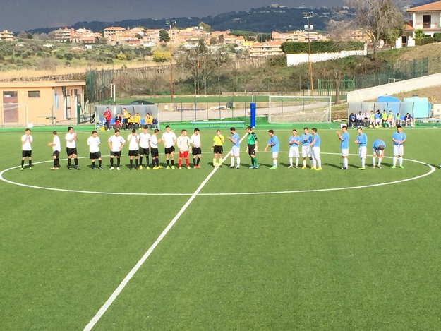 Le squadre schierate a centrocampo