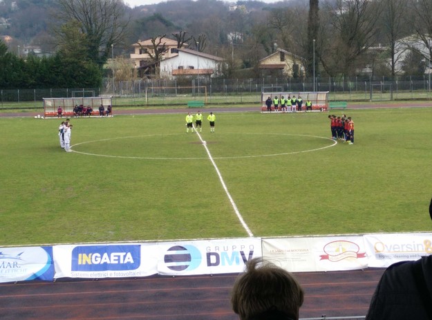 Le squadre durante il minuto di raccoglimento