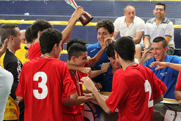 Gli Allievi festeggiano con i Giovanissimi la vittoria della prima edizione del TdR svoltasi a Fiuggi