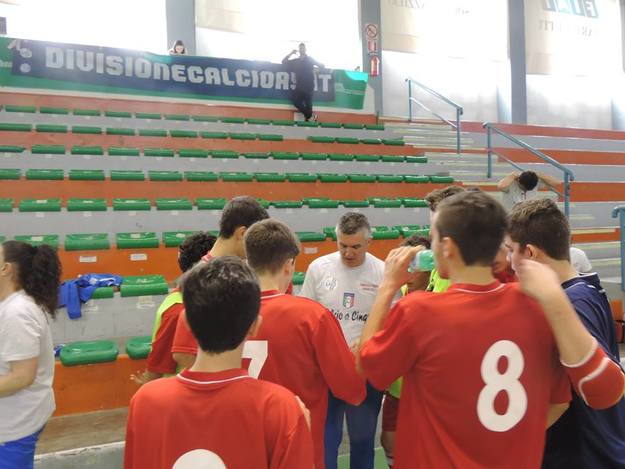 Calabria con i suoi ragazzi (Foto © Divisione Calcio a 5)