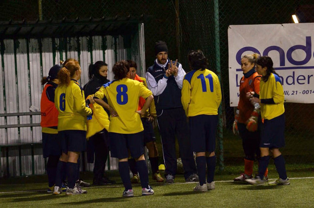 Mister Filippo Capatti durante un time out con le ragazze della Polisportiva Ostiense