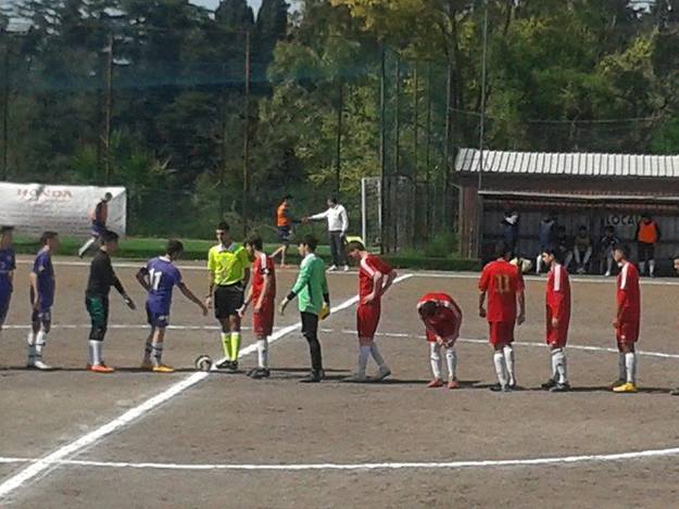 Le due squadre prima del calcio d'inizio
