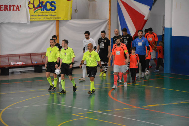 L'ingresso in campo delle due formazioni (Foto © Gazzetta Regionale)