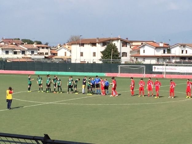 Le squadre schierate a centrocampo