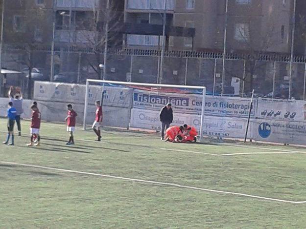 Bellucci, portiere dell'Aurelio, soccorso dai paramedici