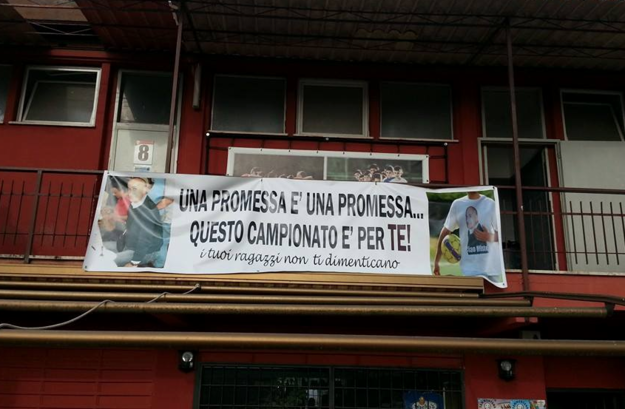 Lo striscione scritto dai ragazzi per mister Giovanni