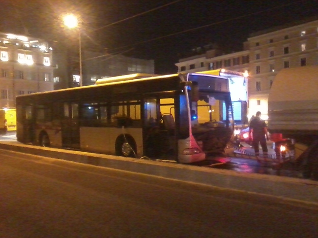 L'autobus 51 che ieri ha preso fuoco in via Rabicana Foto©GazzettaRegionale