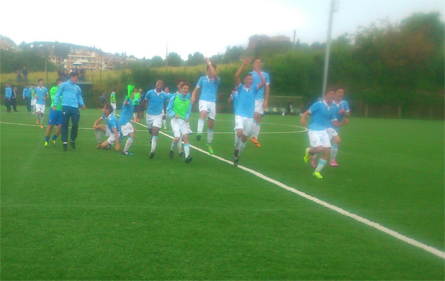 L'esultanza dei giocatori biancocelesti a fine partita ©GazzettaRegionale