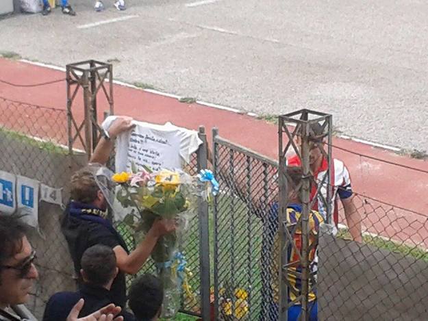 Il capitano dell'Arce prima del fschio d'inizio rende omaggio a Valentina