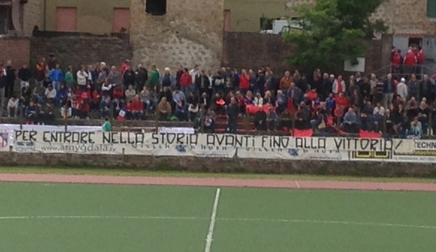 La tribuna con la tifoseria del Serpentara