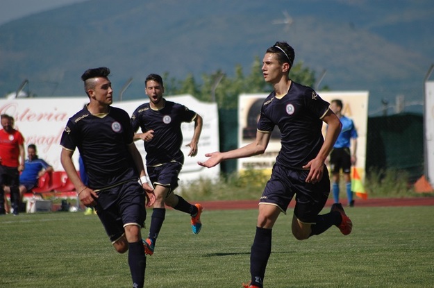 Alonzi esulta dopo il gol dell'1-0 (foto GazzettaRegionale)