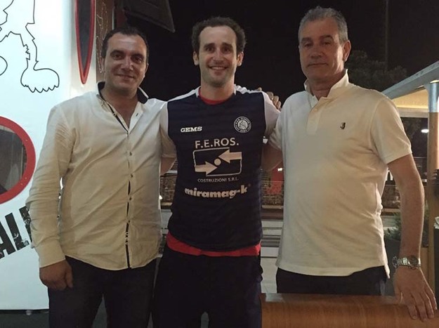 Beto con la maglia dell'Olimpus