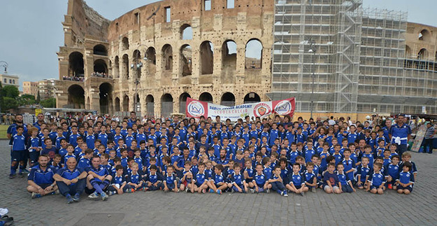 Foto di gruppo davanti al Colosseo