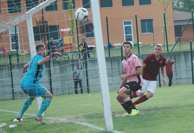Lorenzo Grossi mette in rete il pallone che regala la semifinale alla Roma ©Gazzetta Regionale