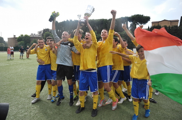 Il Canarini Rocca di Papa con la coppa (foto ©photosportroma.it)