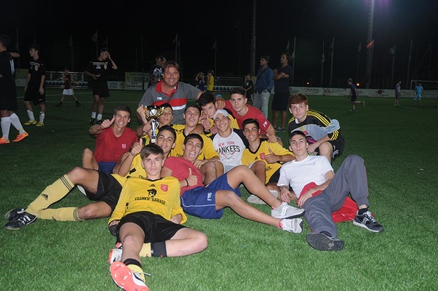 L'Atletico 2000 con la Coppa del torneo