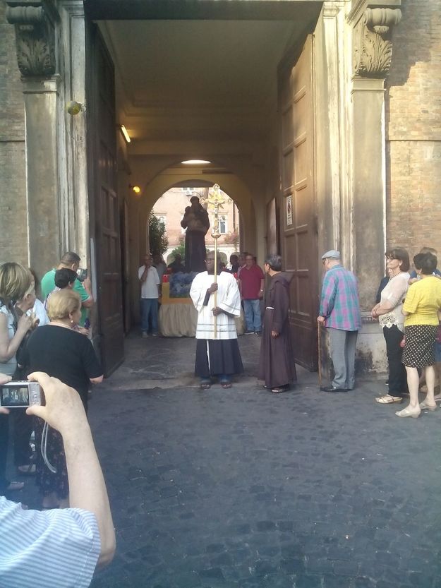La processione in sosta su Via Merulana (© E.D.)