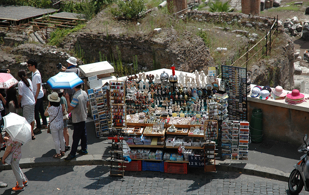 Anche gli urtisti (venditori di souvenir) dovranno lasciare le vie del centro storico ©GazzettaRegionale