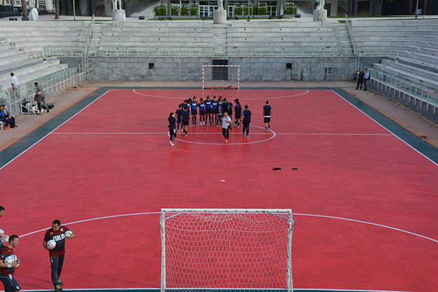 Le ragazze in campo per l'allenamento