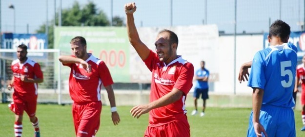 Diego Tornatore esulta dopo un gol