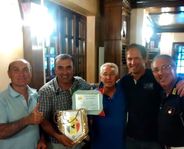 I dirigenti del Guidonia consegnano una targa a Luigi Trombetta
