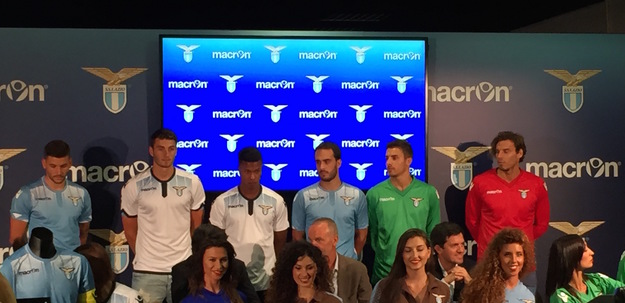 I giocatori della Lazio indossano le nuove divise