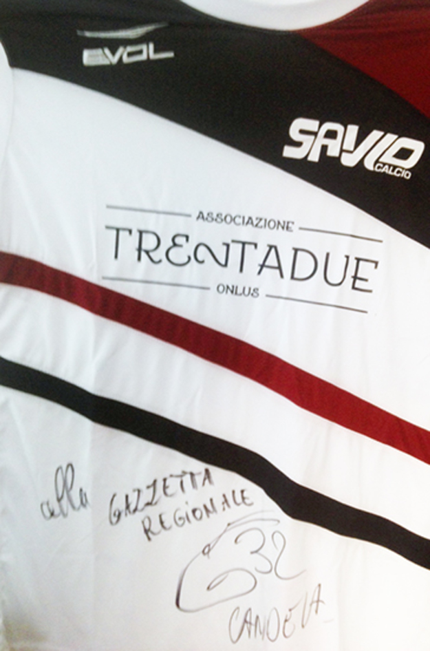 La maglietta autografata da Candela donata alla nostra redazione